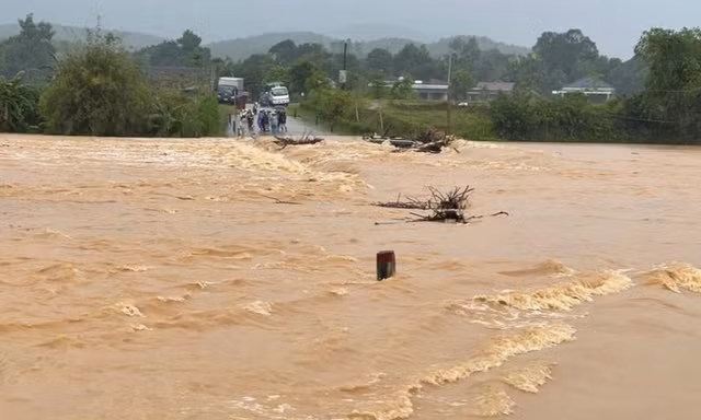 Mưa lớn gây ngập ở Hà Tĩnh