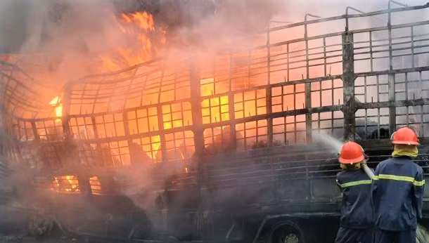 Xe tải chở bánh kẹo bốc cháy ngùn ngụt trên quốc lộ 