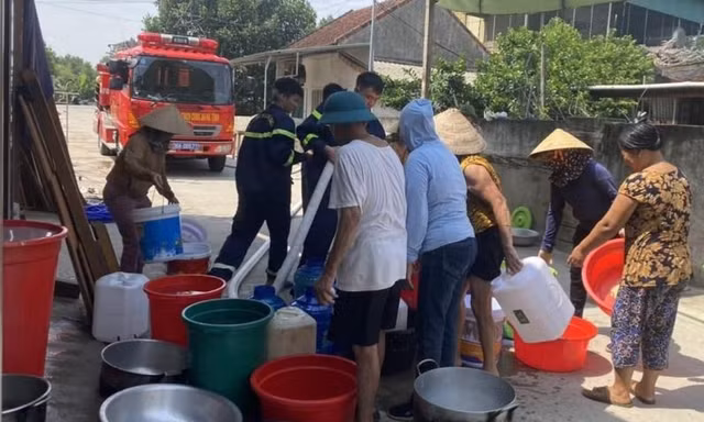 Hồ đập trơ đáy, lực lượng chức năng dùng xe chữa cháy tiếp tế nước sạch cho 12.000 hộ dân
