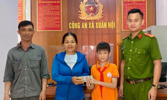 Nam sinh nhờ công an tìm người đánh rơi hàng chục triệu đồng