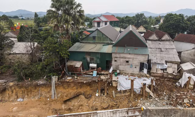 Ngày đêm xây kè khắc phục sạt lở bờ sông ở Hà Tĩnh
