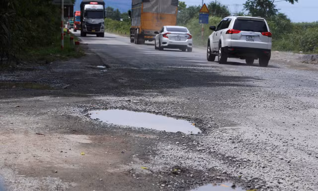 Quốc lộ 12C kết nối cao tốc ở Hà Tĩnh hư hỏng nặng