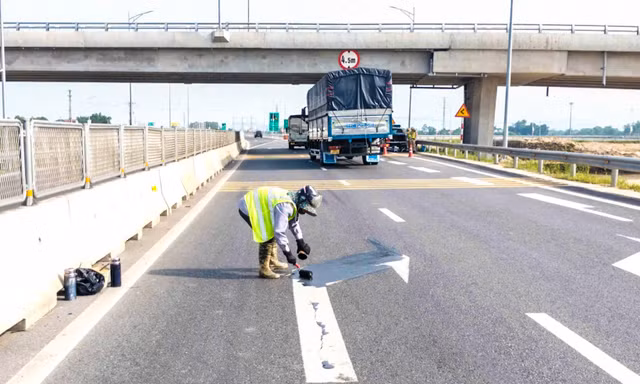 Khắc phục vạch kẻ đường, biển báo dễ nhầm trên cao tốc qua Hà Tĩnh 