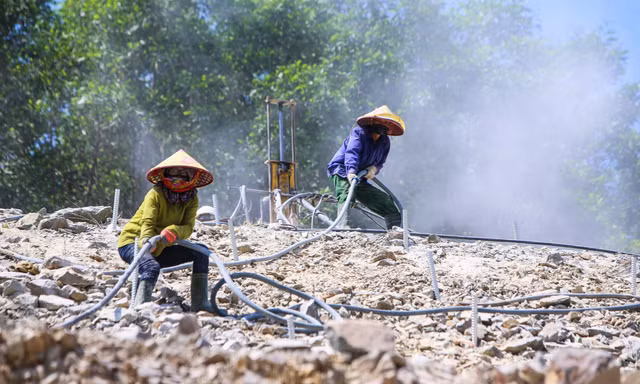Công nhân 'đội nắng' hoàn thiện 2 tuyến chính gần 90km cao tốc qua Hà Tĩnh