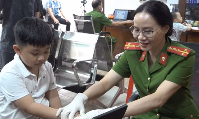 Trẻ em háo hức cùng người thân đi làm căn cước