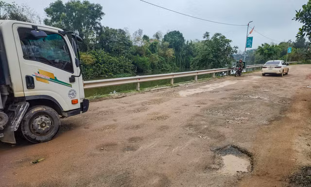 Tuyến đường liên xã nát tươm
