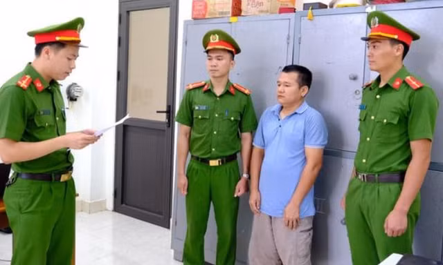 Khởi tố tài xế xe đầu kéo 'thông chốt', đâm vào xe CSGT