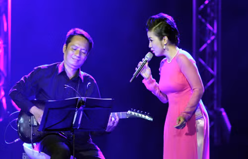 Mỹ Linh cùng con gái hát ủng hộ miền Trung