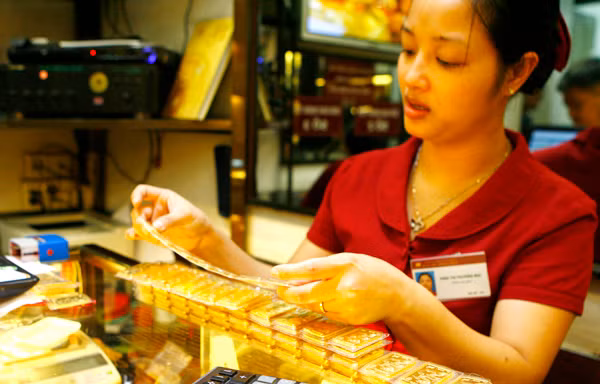 Vàng giảm mạnh, dân đổ xô mua