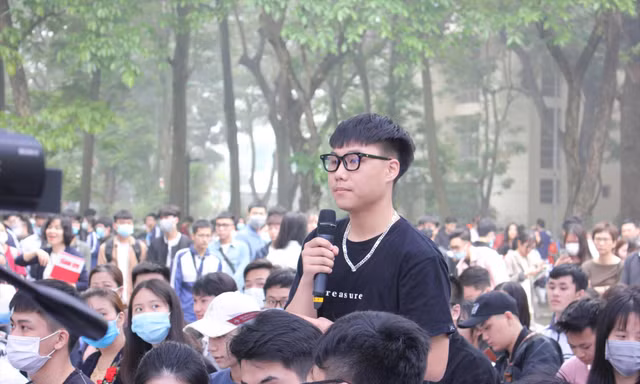 Học sinh đặt câu hỏi trong một ngày hội tư vấn, hướng nghiệp năm 2021 tại Hà Nội 