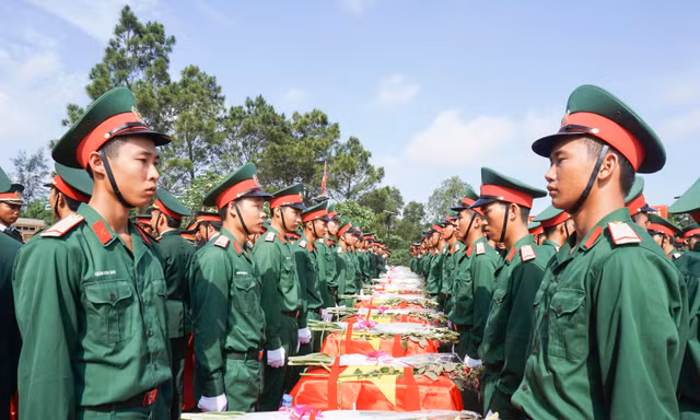 Chiến sỹ trẻ Đội Quy tập hài cốt liệt sỹ 