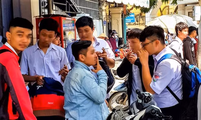 Học sinh vô tư hút thuốc lá điện tử
