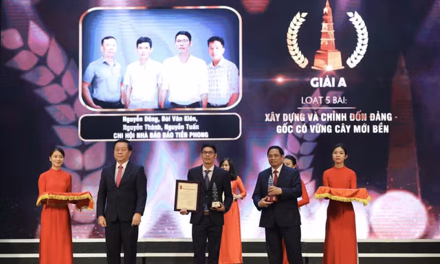 Thủ tướng Phạm Minh Chính và Trưởng Ban Tuyên giáo Trung ương Nguyễn Trọng Nghĩa trao giải A cho đại diện nhóm tác giả của báo Tiền Phong. Ảnh: Như Ý 