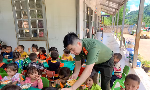 Niềm vui của những đứa trẻ vùng cao bên những bữa cơm trưa đầy đủ dinh dưỡng. ẢNH: NVCC
