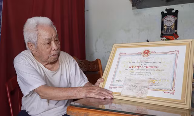 Mòn mỏi đợi cấp đổi huân, huy chương kháng chiến