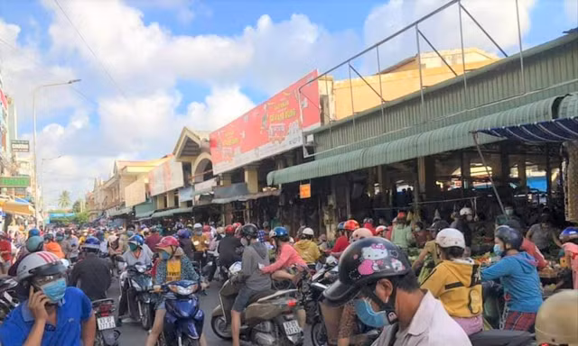 Người dân tập trung mua hàng tại chợ Dĩ An. Ảnh: H.C 