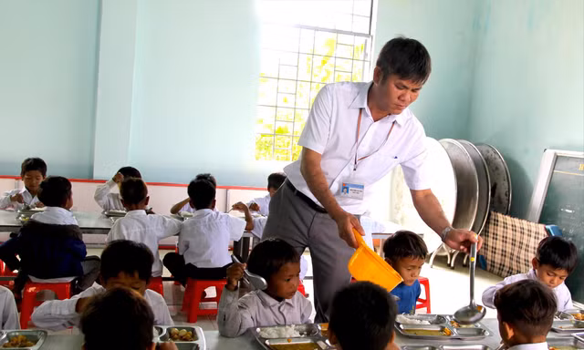 Các thầy chăm lo từng bữa ăn cho học trò 
