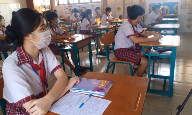 Học sinh xã đảo Thạnh An ngày đầu đến trường học trực tiếp 