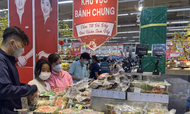 TPHCM: Hàng Tết giảm giá đến khó tin 