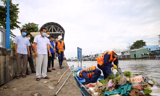 Ông Nguyễn Văn Hôn - Chủ tịch UBND TP. Rạch Giá (áo trắng) kiểm tra công tác thu gom rác. Ảnh: Nhật Huy 