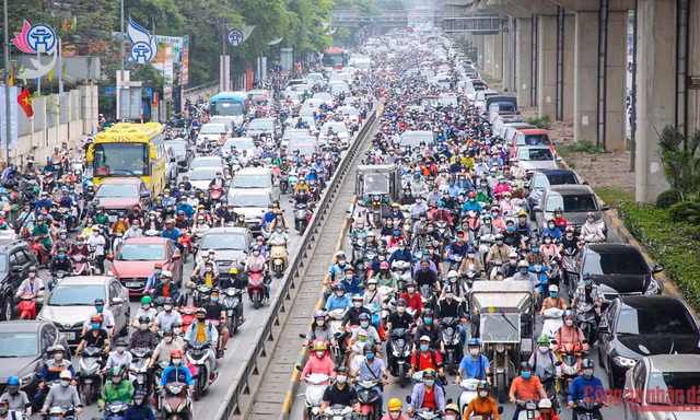 8 'lô cốt' án ngữ con đường đông đúc nhất Thủ đô 