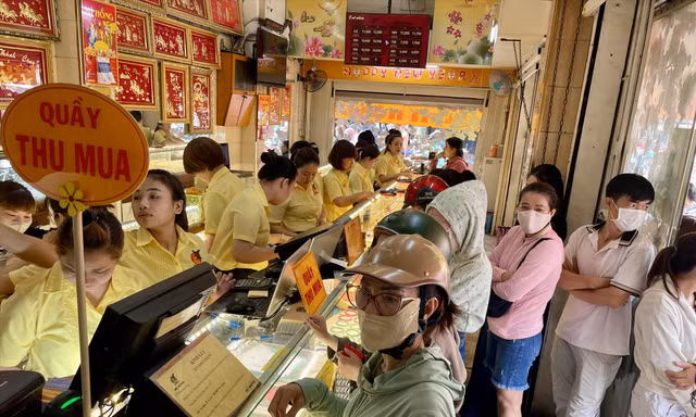 Giá vàng liên tục lập đỉnh: 'Đu' đỉnh hay chốt lời? 