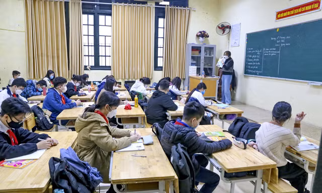 Tiết học trực tiếp đầu tiên của các em học sinh 7A2 Trường THCS Thanh Quan (Hà Nội) sau thời gian dài học trực tuyến phòng chống dịch. Ảnh: Phan Anh 