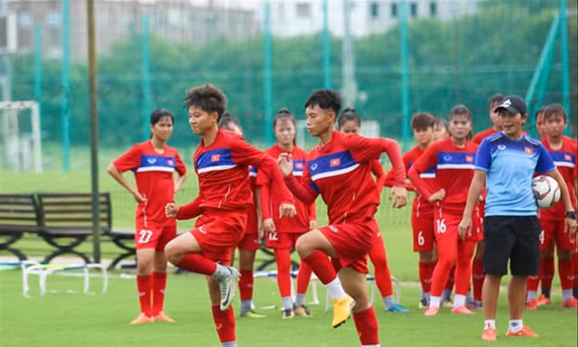 Các cầu thủ trẻ nữ Việt Nam phải đóng thuế thu nhập cá nhân dù tổng thu nhập chỉ bằng 1/2 mức bắt đầu tính thuế. Ảnh: VFF 