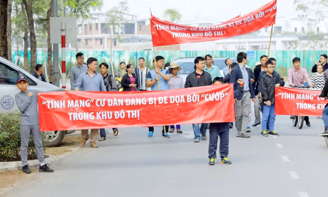 Cư dân mua nhà ở một dự án được trao giải về bất động sản căng khẩu hiệu phản đối chủ đầu tư. Ảnh: N.M