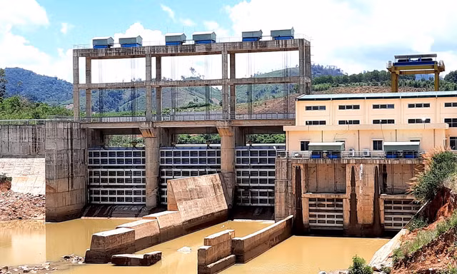 Sông Đăk Psi đang oằn mình “gánh” 11 thủy điện 