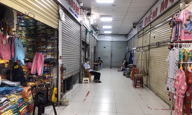 Tại chợ An Đông (quận 5), nhiều tiểu thương đóng sạp, sang quầy (ảnh chụp trưa 5/4)
