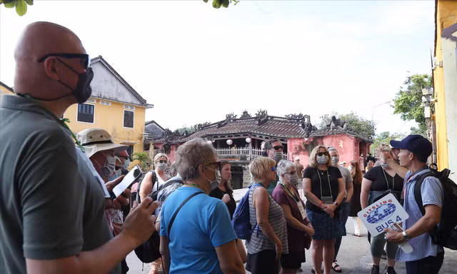 Đoàn khách quốc tế tham quan phố cổ Hội An. Ảnh Hoài Văn