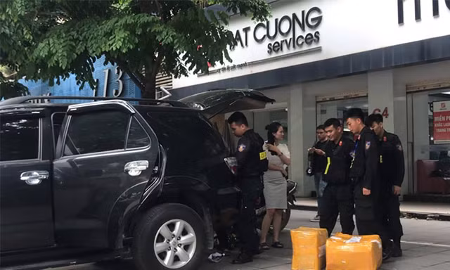 Cảnh sát khám xét cơ sở kinh doanh của Công ty Nhật Cường 