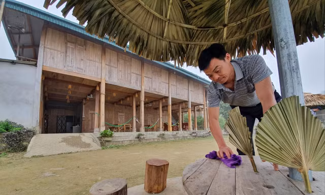 Các chủ homestay ở Vân Hồ (Sơn La) đang dọn dẹp phòng ốc chuẩn bị đón khách. Ảnh: Đức Anh