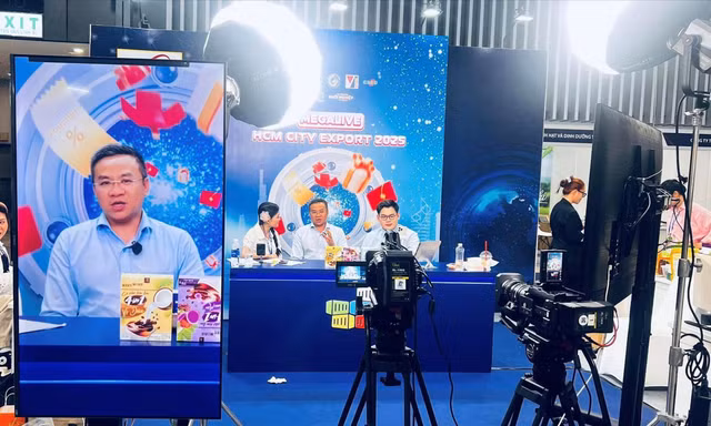 Khi ông chủ livestream bán hàng