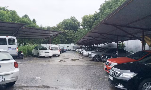 Bãi xe lậu trong Công viên Thống Nhất, nơi được quy hoạch làm bãi xe ngầm 