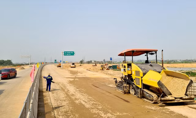 Tiến độ cao tốc Bắc - Nam 'tắc' vì thiếu đất