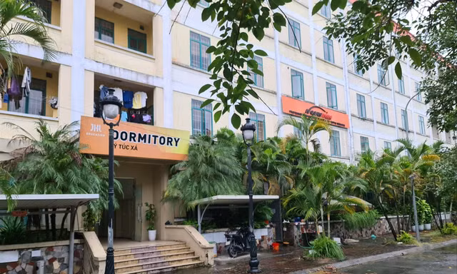 Nhiều nhà ở công nhân thành trụ sở công ty thương mại