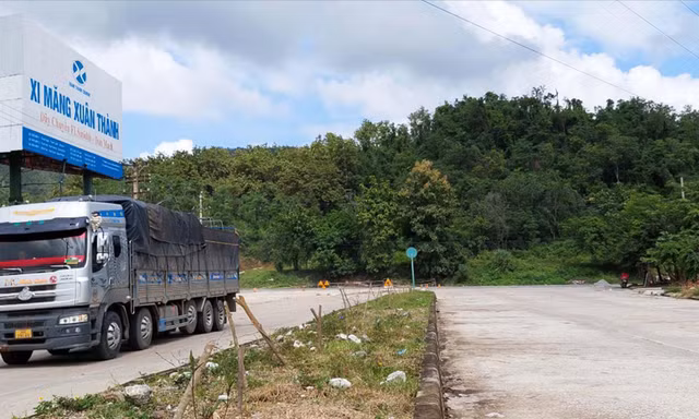 Đường QL14B vào Nhà máy xi măng Xuân Thành và Nhà máy Thép Việt - Pháp, đối diện là quy hoạch nghĩa trang 