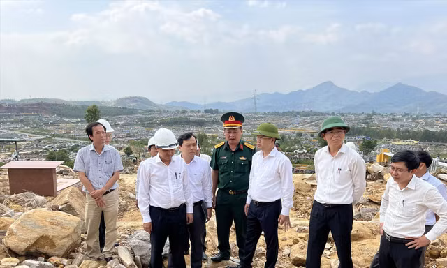 Ông Nguyễn Văn Quảng, Bí thư Thành ủy Đà Nẵng, và lãnh đạo thành phố kiểm tra sạt lở ở nghĩa trang Hòa Sơn. Ảnh: Nguyễn Thành