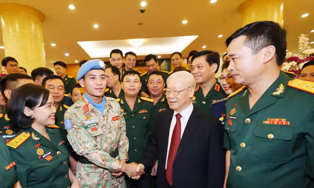 Tổng Bí thư Nguyễn Phú Trọng trò chuyện với Đại úy Ngô Xuân Tùng và các đại biểu ưu tú dự Đại hội Đoàn toàn quân lần thứ X. ẢNH: TTXVN