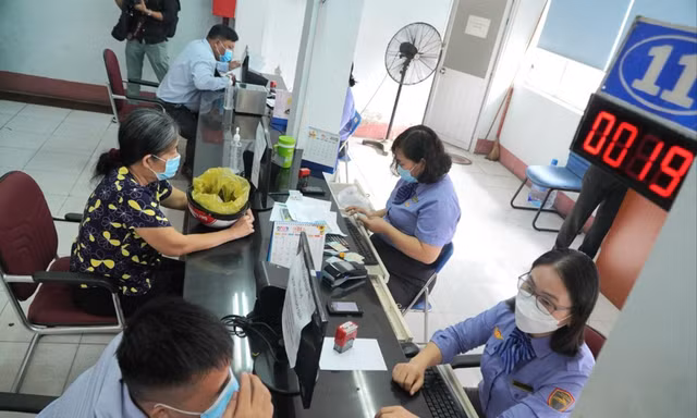 Người dân mua vé tàu Tết ở ga Sài Gòn. Ảnh: HỮU HUY