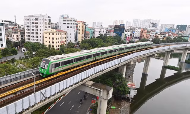 Tàu điện hoạt động ổn định, văn minh, dịch vụ chuyên nghiệp đang mang đến sự “Chuyển động mới cho giao thông Hà Nội”. Ảnh: Như Ý 