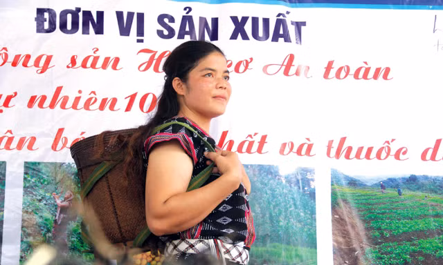 Koor Thị Nghệ, cô gái Cơ Tu mạnh dạn tìm đường đưa nông sản vùng cao xuống phố để cả làng cùng khởi nghiệp. Ảnh: Thanh Trần 