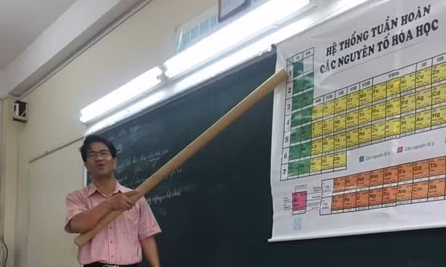 Thầy giáo dạy Hóa với bảng tuần hoàn "siêu to khổng lồ", nhìn phụ kiện đi kèm mới choáng!