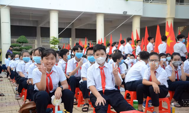 Bộ GD&ĐT kiến nghị miễn toàn bộ học phí cho học sinh THCS từ năm học 2022 - 2023