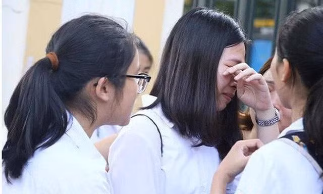 Điểm chuẩn công lập tăng vọt, phụ huynh "vắt chân lên cổ" tìm trường tư cho con