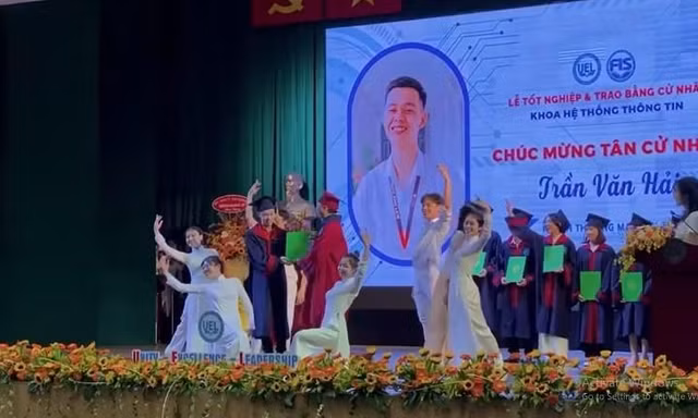 Nam sinh chuẩn bị cả "vũ đoàn" để lên nhận bằng tốt nghiệp: Ai xem xong cũng phì cười!