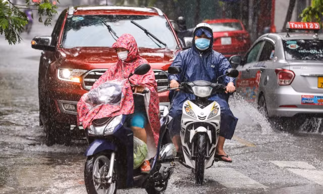 Cảnh báo mưa dông trong vài giờ tới tại các quận nội thành ở Hà Nội