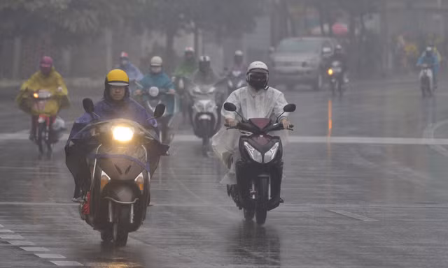 Thời tiết nồm ẩm, mưa phùn gây khó chịu ở miền Bắc sẽ kéo dài đến khi nào?
